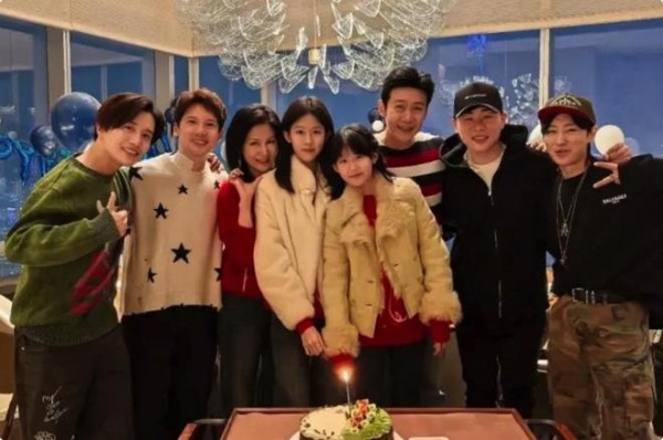 Yasmine27岁生日,母女同框颜值爆表,难辨姐妹关系!