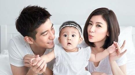 同样是姐弟恋,钟丽缇为怀孕受尽折磨,而他跪求妻子不要再生了!