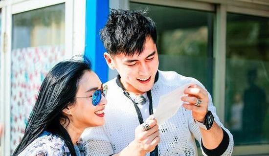 同样是姐弟恋,钟丽缇为怀孕受尽折磨,而他跪求妻子不要再生了!