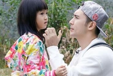 同样是姐弟恋,钟丽缇为怀孕受尽折磨,而他跪求妻子不要再生了!