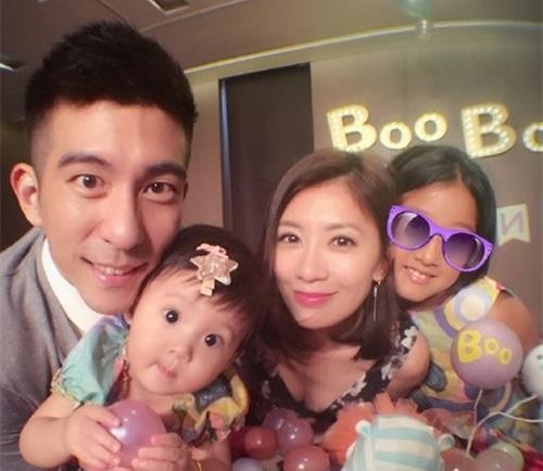 同样是姐弟恋,钟丽缇为怀孕受尽折磨,而他跪求妻子不要再生了!