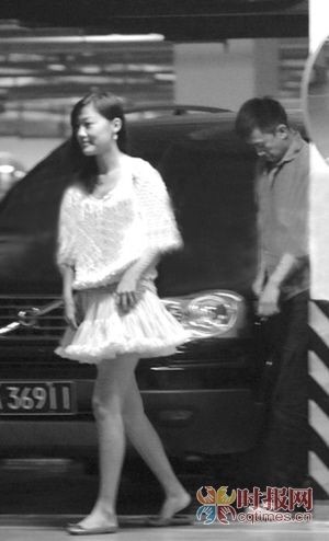 女孩与王学兵一前一后走出车库进了公寓