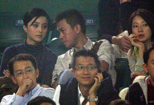 王学兵近照,与现任妻子同框像父女,四任女友中范冰冰最漂亮