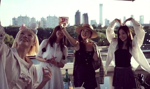 明星妈妈的温暖合照与背后的教育启示