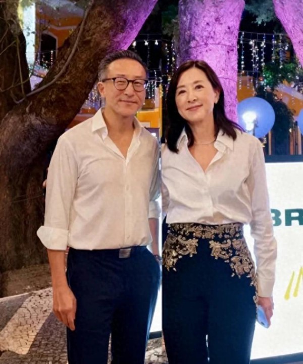 蔡崇信与吴明华：亚洲老牌豪门世家传奇联袂，1+12幸福人生赢家