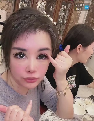 积极的海风j4pOc：[赞]虞美人直播背后的真实与反思

最近，虞美人在直播中被网友们炸了锅，大家纷纷吐槽她的脸，觉得她的医美效果不太满意。其实，要说她的脸，现在看起来确实有点肿，有点僵，像是刚刚经历了一场“整形风暴”。这背后，其实是我们对医美的误解和对美的追求。

想想看，谁没在朋友圈里看到过那些“术后恢复”的照片？有的人刚做完微整形，脸上贴着纱布，笑得像个傻子，旁边还写着“我为美付出了一切”。...