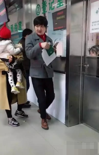 王大治化身慈父带2岁女儿看病，女粉丝抢着跟他合影，一点没架子