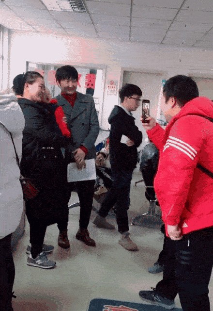 王大治化身慈父带2岁女儿看病，女粉丝抢着跟他合影，一点没架子