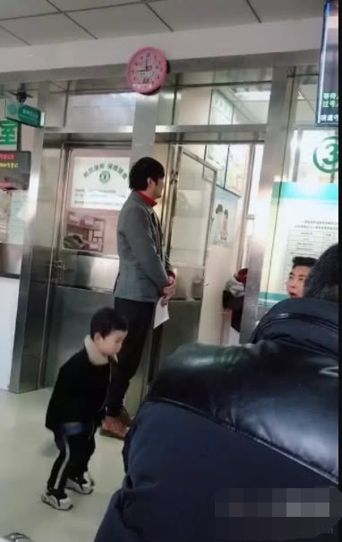 王大治化身慈父带2岁女儿看病，女粉丝抢着跟他合影，一点没架子