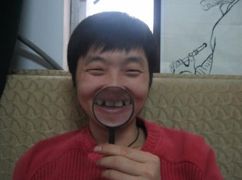 王大治化身慈父带2岁女儿看病，女粉丝抢着跟他合影，一点没架子