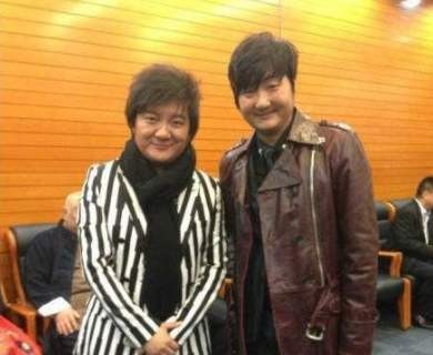 王大治化身慈父带2岁女儿看病，女粉丝抢着跟他合影，一点没架子