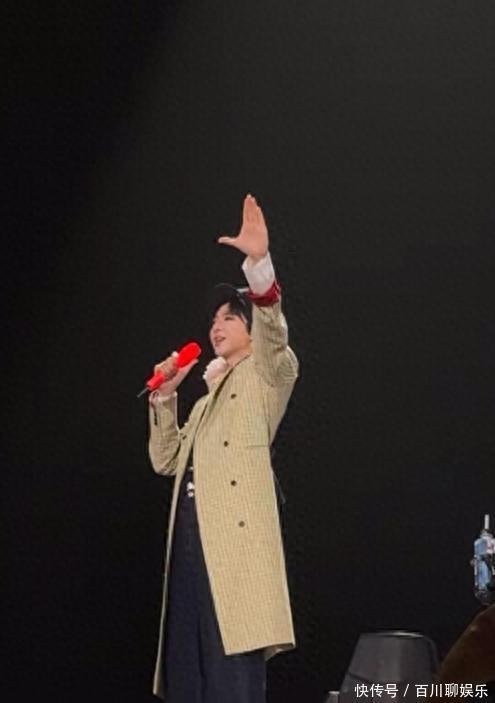 张萌夫妇看刘宇宁演唱会,领口超低险些走光,总裁老公不丑很有范