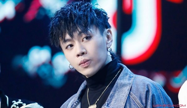 杨文昊忘记关直播详情 直播画面意外泄露很多内容