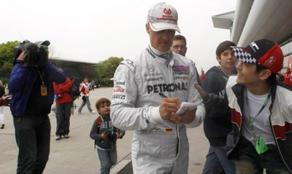 舒马赫苏醒认妻子 脑部受创复原指日可待