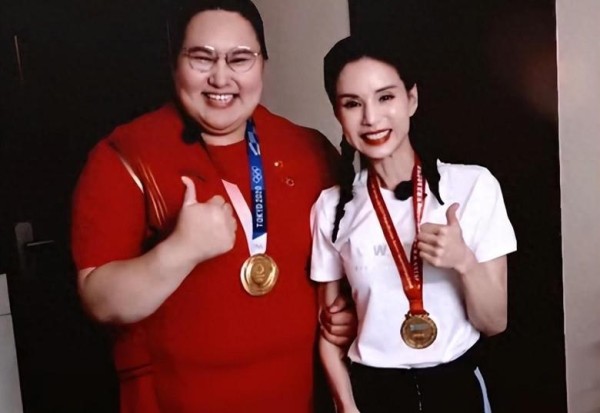 李雯雯假扮粉丝整蛊李若彤！姑侄温馨互动，竟让网友直呼太萌