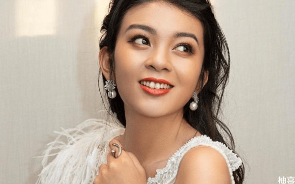 谈莉娜是中印混血明星