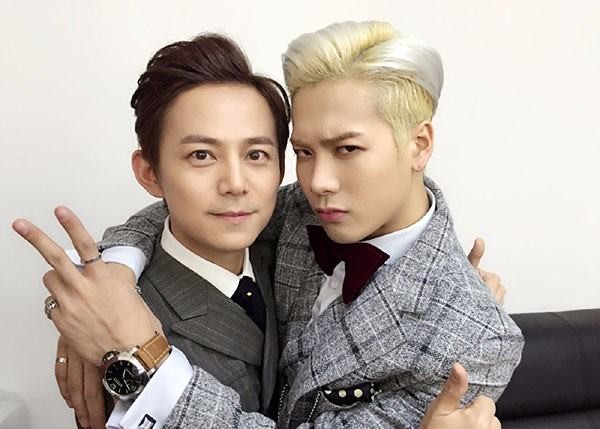 何炅在娱乐圈的影响力非常大，他认识的人也很多，他和王嘉尔的关系好吗？