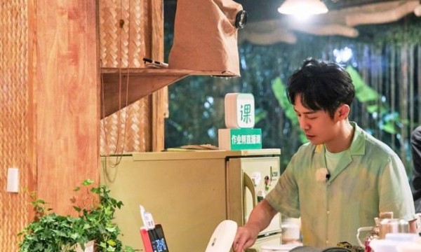 何炅怎么了?接连两次被撕,一次因为肖战,一次因为欧阳娜娜