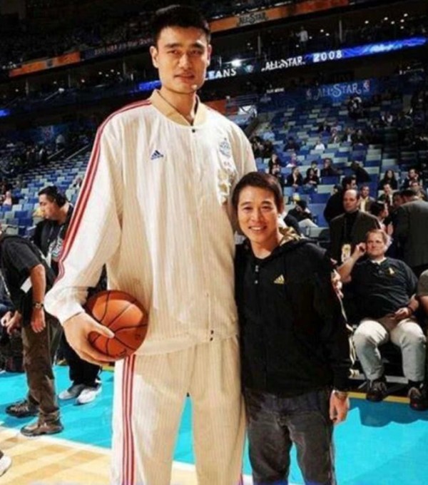 合影杀手篮球巨星,姚明和李连杰,波尔和博格斯,易建联真有爱