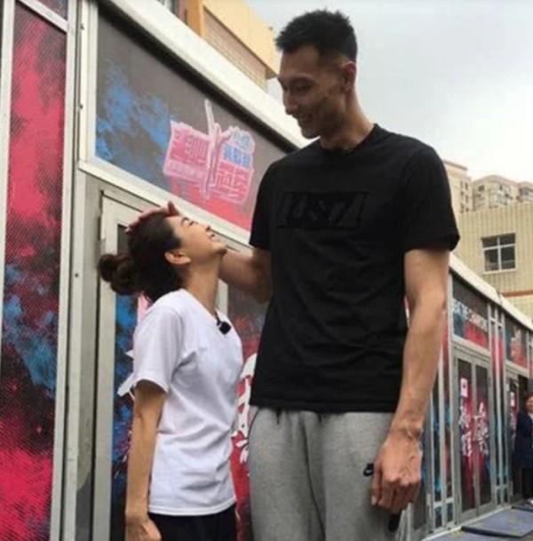 合影杀手篮球巨星,姚明和李连杰,波尔和博格斯,易建联真有爱