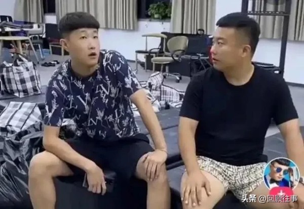 回顾网事:张二嫂罕见发飙点名陶大帅开专场!扬言站桌子上俯视所有网红,辛巴也不惧怕。
张二嫂和陶大帅都是“东北圈”二人转演员出身,鲜少有互动交集,往日也没恩怨曝光于网络。
昨晚张二嫂突然点名陶大帅贬损一通,听意思是帮二嫂师父出气顺带发泄内心不满!如下说道:他这个人羡慕嫉妒,满嘴跑火车不干人事儿!天天可能立人设了,看他二哥(二嫂师父)在我这里挣到钱了,如果不挣钱都得给他欺负...