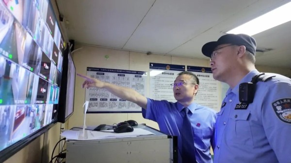 2021年6月24日，检察官通过船上监控录像调查案发当日情况。