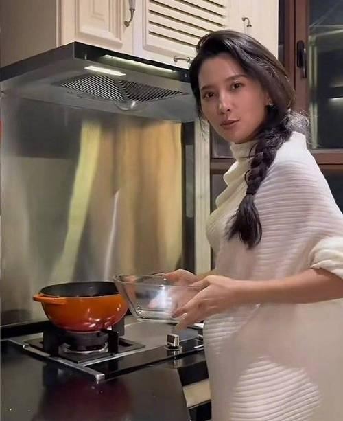 霍震霆朱玲玲:豪门爱情背后的“隐秘博弈”!