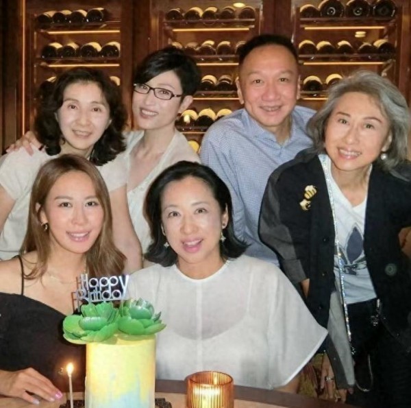 霍启山母亲朱玲玲66岁生日，风华依旧似少妇，好友叶倩文到场祝贺