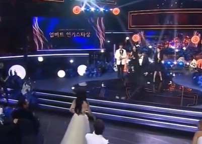 韩国青龙电视剧奖上演大乌龙,李濬荣误听结果错领奖,朱智勋、IU李知恩获最佳男女主角