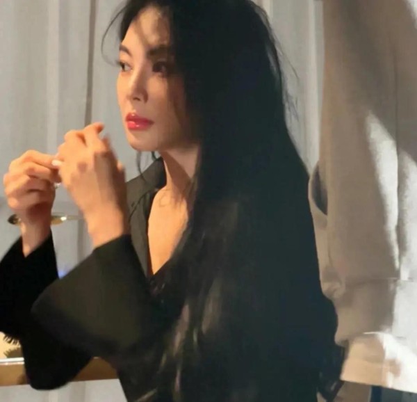 张雨绮在做发型,凌乱也美