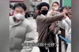 明星对粉丝的态度有多好，杨幂独自美丽，IU照顾粉丝情绪视频封面