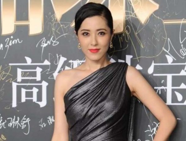 出道18年不火,是章子怡同学,三位前男友都是影帝,今42岁仍单身