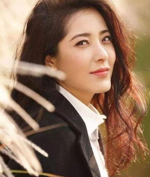 出道18年不火,是章子怡同学,三位前男友都是影帝,今42岁仍单身