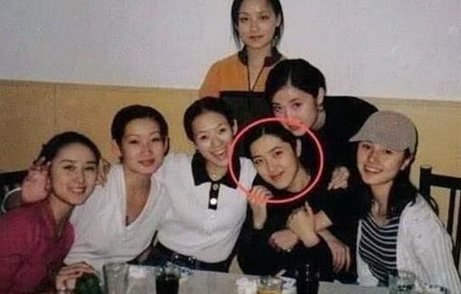 出道18年不火,是章子怡同学,三位前男友都是影帝,今42岁仍单身