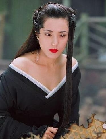 出道18年不火,是章子怡同学,三位前男友都是影帝,今42岁仍单身