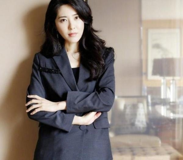 出道18年不火,是章子怡同学,三位前男友都是影帝,今42岁仍单身