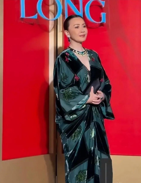 江苏珠宝晚宴，刘嘉玲气场全开，颖儿嘴巴有些歪，徐璐瘦到令人心疼