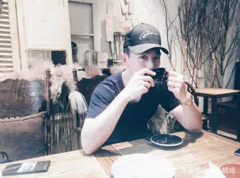 撒狗粮？张馨予晒何教官照片，让人羡慕的偶像剧般爱情