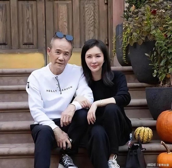 他每年退休金1千万,娶小30岁女明星,69岁还生下一个女儿!