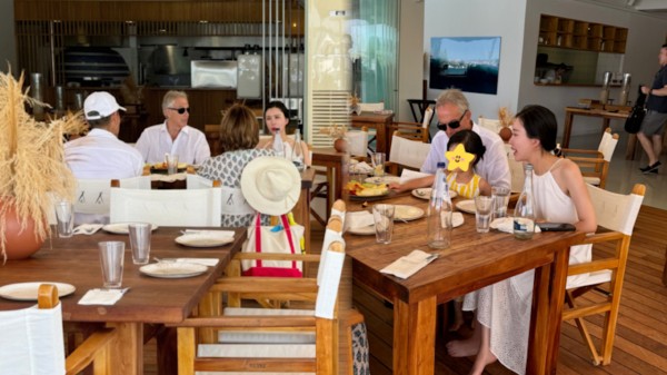 田朴珺顶级社交圈曝光,跟英国前首相一块吃饭,与邓文迪等人相谈甚欢