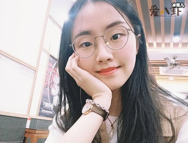 郭沁为何坐着唱歌