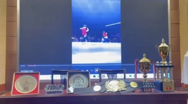 学校舞台上摆放着宋皓铭曾经获得的各种奖杯。上游新闻记者 时婷婷/摄