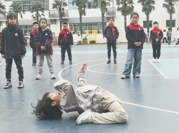 宋皓铭在排练中再现比赛时的动作。上游新闻记者 时婷婷/摄