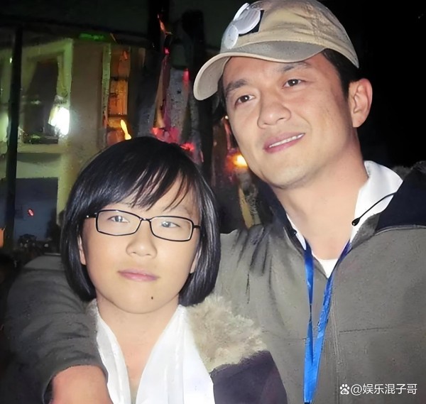 李亚鹏如何用20年换来窦靖童的患难见真情!低谷翻身,背后竟是这个无血缘的女儿