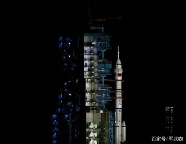 追星当追王亚平,致敬首个出舱的中国女宇航员!美国女宇航员表态