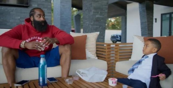 哈登一家近照曝光,6岁儿子萌态十足,现任女友怀孕,曾与查尔莫斯热恋