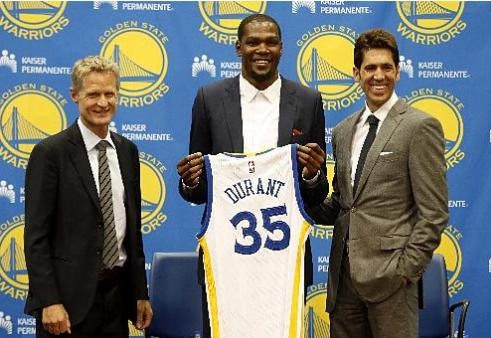 同样是巨星巅峰抱团,为什么说詹姆斯和杜兰特的抱团性质不同