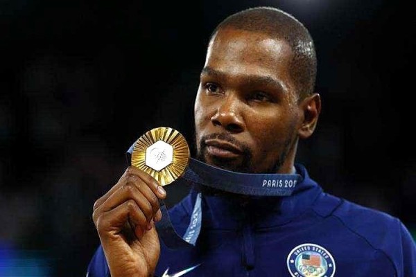 杜兰特要结婚了?美国名媛向他求爱,布克面临戴绿帽危机