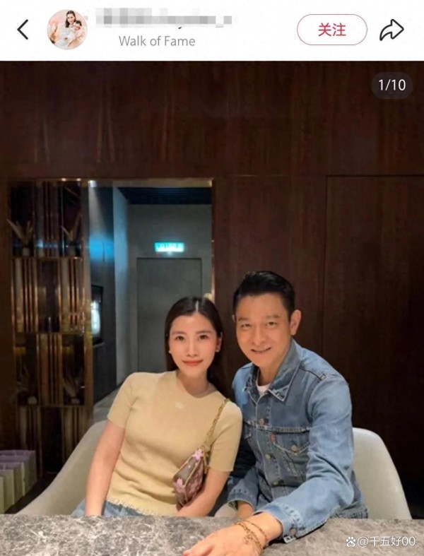 63岁刘德华在马来西亚和小姨子吃高档西餐华仔合影拘谨手放在桌上