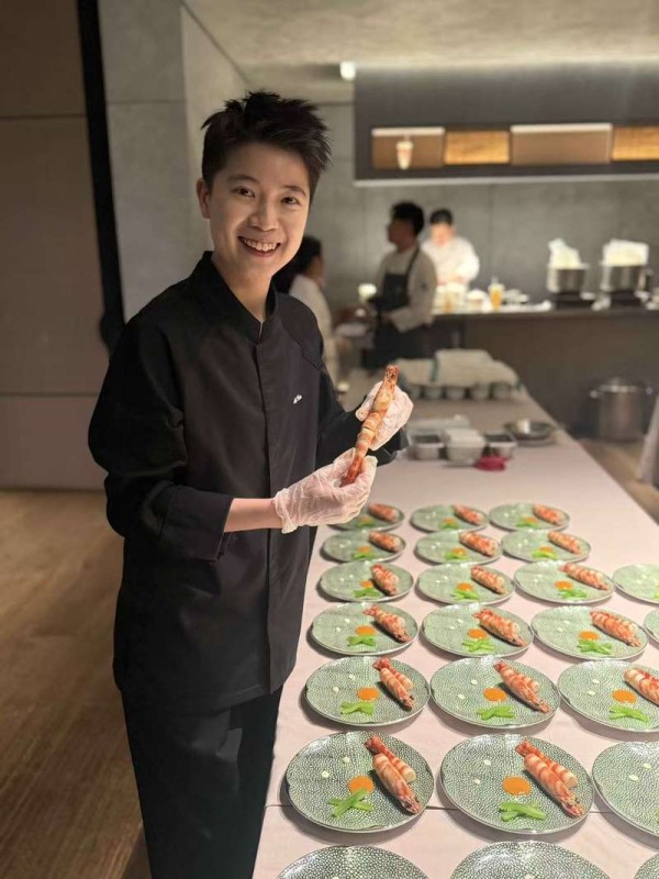 10月13日傍晚，北京，屈雨瑜在后厨为晚宴做准备。新京报记者 吴淋姝 摄